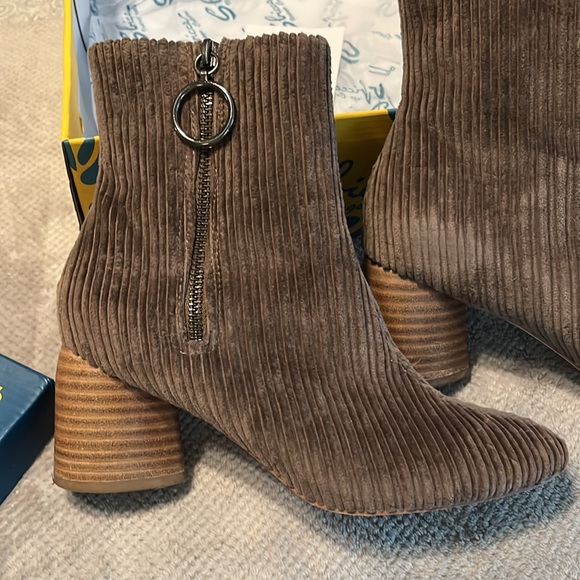 Sbicca Corduroy Menlee Side Zip Bootie, Brown/Taupe Size 7 - Picture 3 of 9